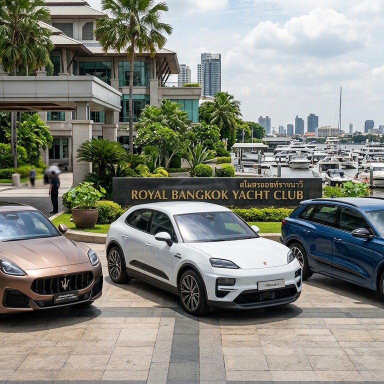Maserati Grecale Folgore สีบรอนซ์ จอดเปรียบเทียบกับ Porsche Macan EV สีขาว และ Audi Q6 e-tron สีน้ำเงิน ด้านหน้ายอชต์คลับในกรุงเทพฯ