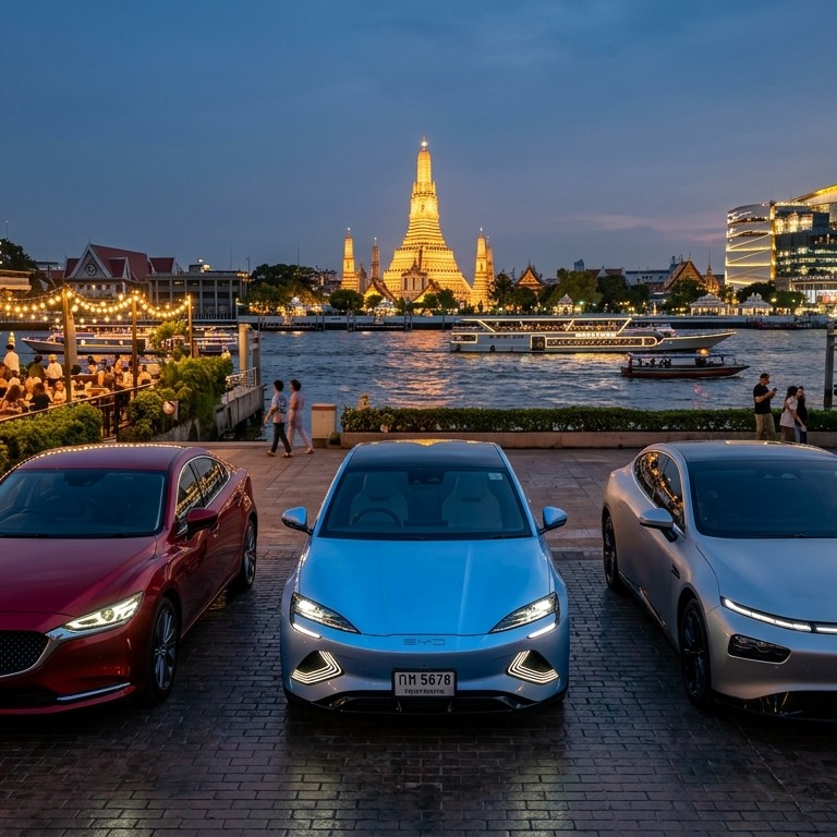 Mazda 6e สีแดง Soul Red Crystal, BYD Seal สีฟ้า และ XPENG P7+ สีเงิน จอดเทียบกันริมแม่น้ำเจ้าพระยา กรุงเทพฯ ในบรรยากาศยามเย็น