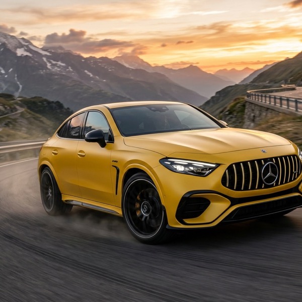 รถยนต์เอสยูวีไฟฟ้าสมรรถนะสูง Mercedes-AMG GT SUV กำลังวิ่งด้วยความเร็วสูงบนเส้นทางภูเขา