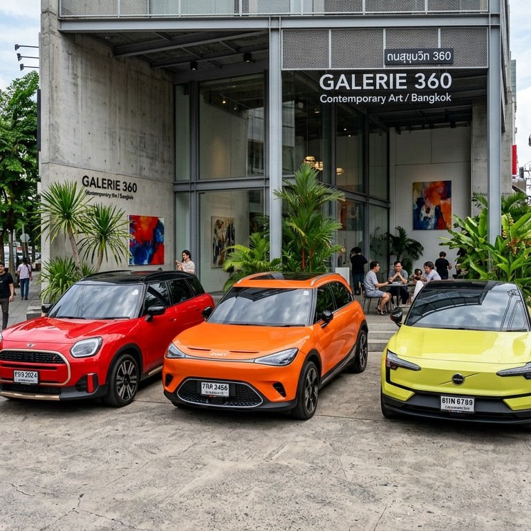 MINI Aceman EV สีแดง จอดเปรียบเทียบกับ Smart #3 สีส้ม และ Volvo EX30 สีเหลืองมอส หน้าแกลเลอรีศิลปะใจกลางสุขุมวิท กรุงเทพฯ