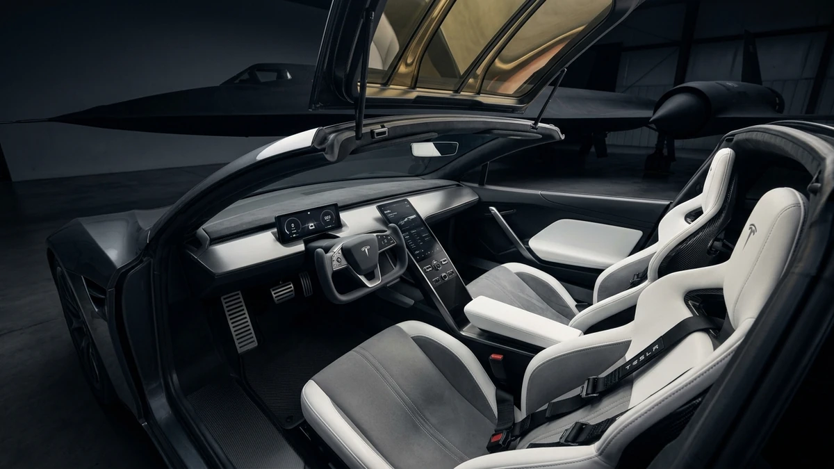 ดีไซน์ห้องโดยสารและตัวถังของ Tesla Roadster 2026 ที่ผสานวัสดุไทเทเนียม คาร์บอนไฟเบอร์ และกระจกเคลือบทองคำแบบหมวกนักบินอวกาศ