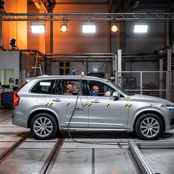 ห้องปฏิบัติการทดสอบการชนและความปลอดภัยระดับสูงของรถยนต์ Volvo พร้อมหุ่นดัมมี่ทดสอบ