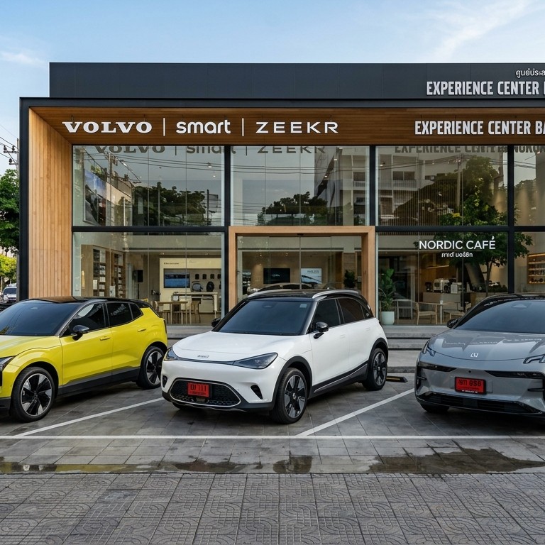 Volvo EX30 สีเหลือง จอดเปรียบเทียบกับ Smart #1 สีขาว และ Zeekr X สีเทา ณ ศูนย์ประสบการณ์ยานยนต์ในกรุงเทพฯ