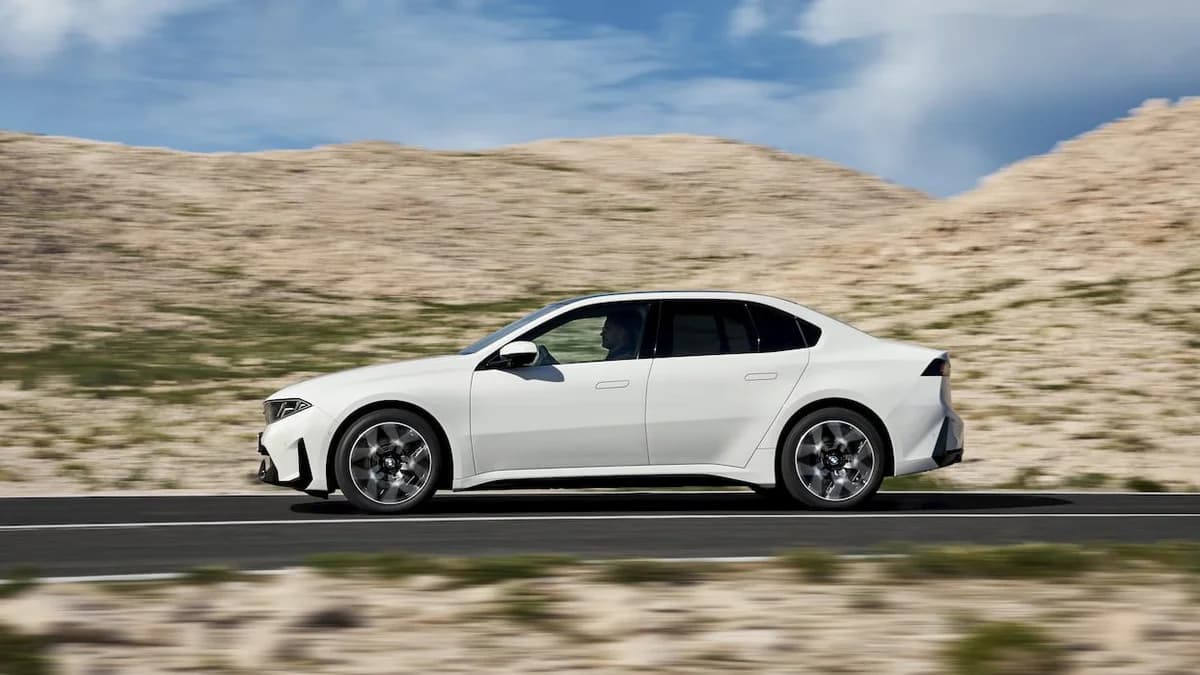 ภาพดีไซน์จำลองสอดคล้องกับหัวเรื่อง BMW เร่งเครื่องเปิดจอง i3 Neue Klasse ก่อนกำหนด! ซีดานไฟฟ้า 800V วิ่งไกล 912 กม. ท้าชนตลาดพรีเมียมไทย