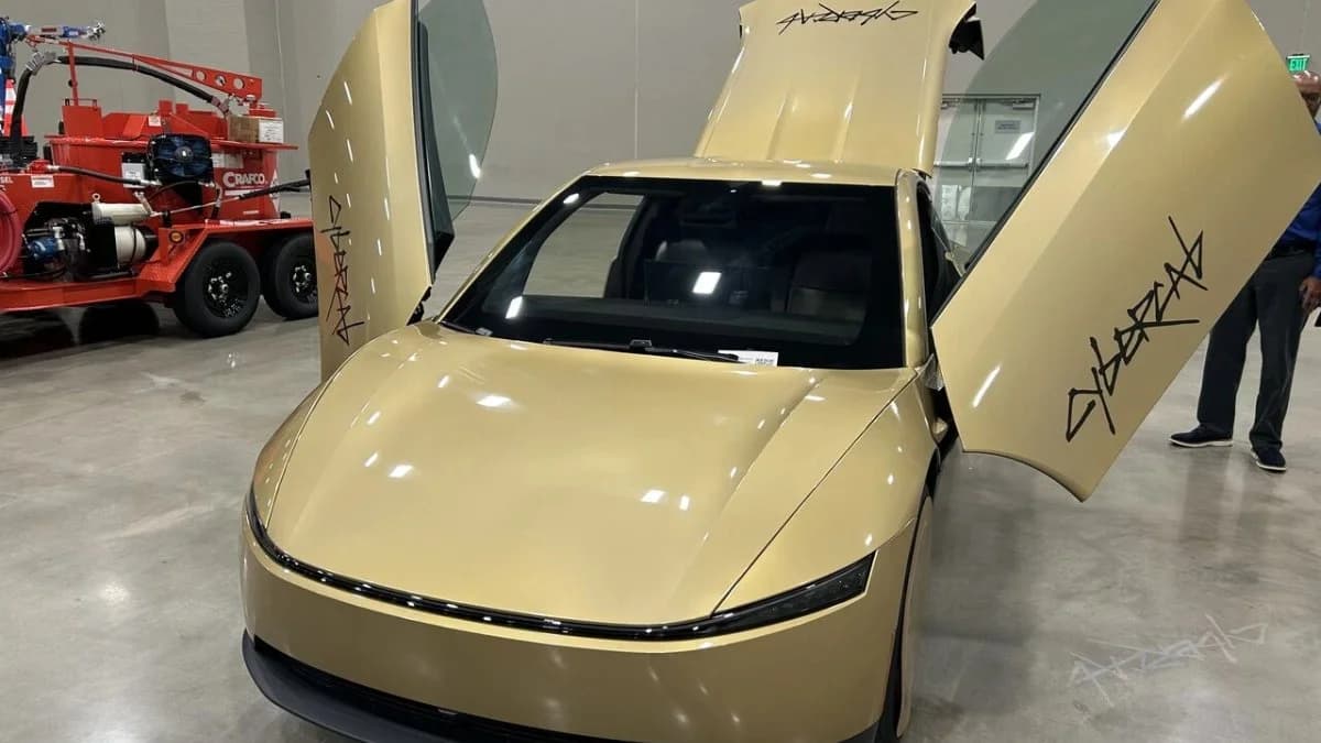 ภาพดีไซน์จำลองสอดคล้องกับหัวเรื่อง Cybercab กับรถยนต์ Tesla สำหรับผู้บริโภค: การควบคุมประตู หน้าต่าง และเบาะที่นั่ง