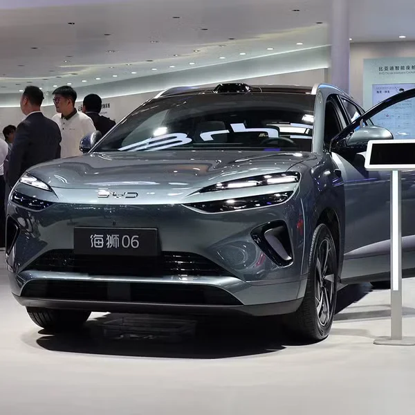 ภาพดีไซน์จำลองสอดคล้องกับหัวเรื่อง สหภาพยุโรปจ่อเก็บภาษี PHEV จีน: สงครามการค้า EV ระอุ แรงกระเพื่อมถึงไทย ผู้บริโภคได้หรือเสีย?