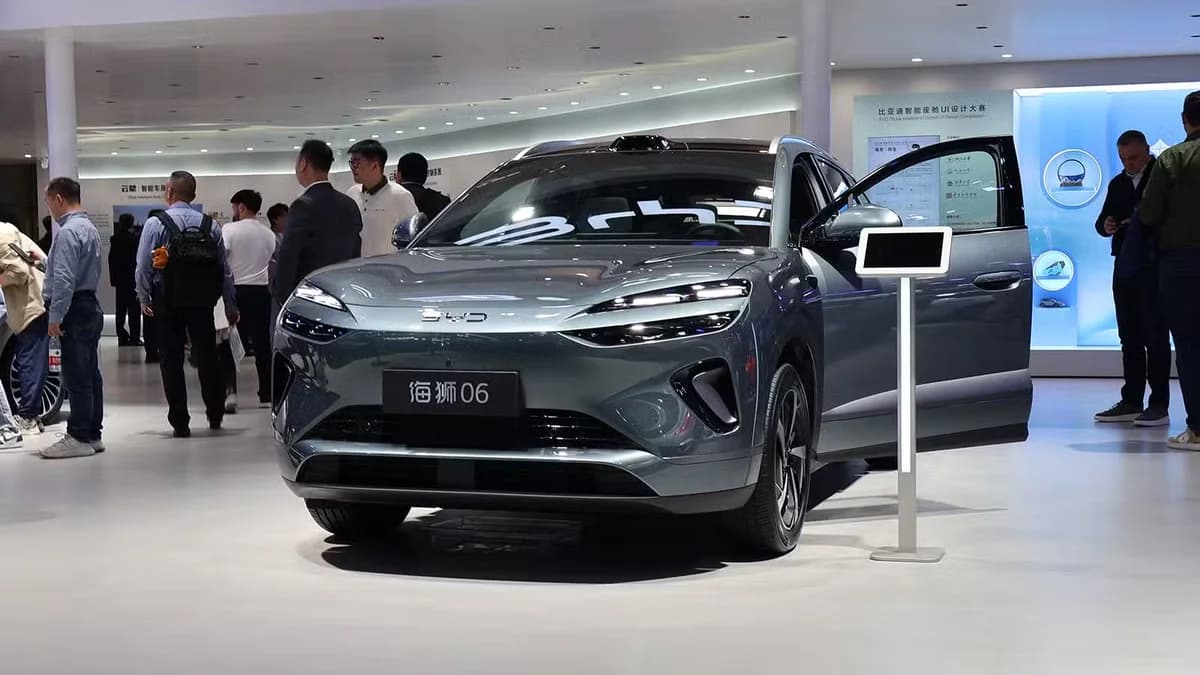 ภาพดีไซน์จำลองสอดคล้องกับหัวเรื่อง สหภาพยุโรปจ่อเก็บภาษี PHEV จีน: สงครามการค้า EV ระอุ แรงกระเพื่อมถึงไทย ผู้บริโภคได้หรือเสีย?