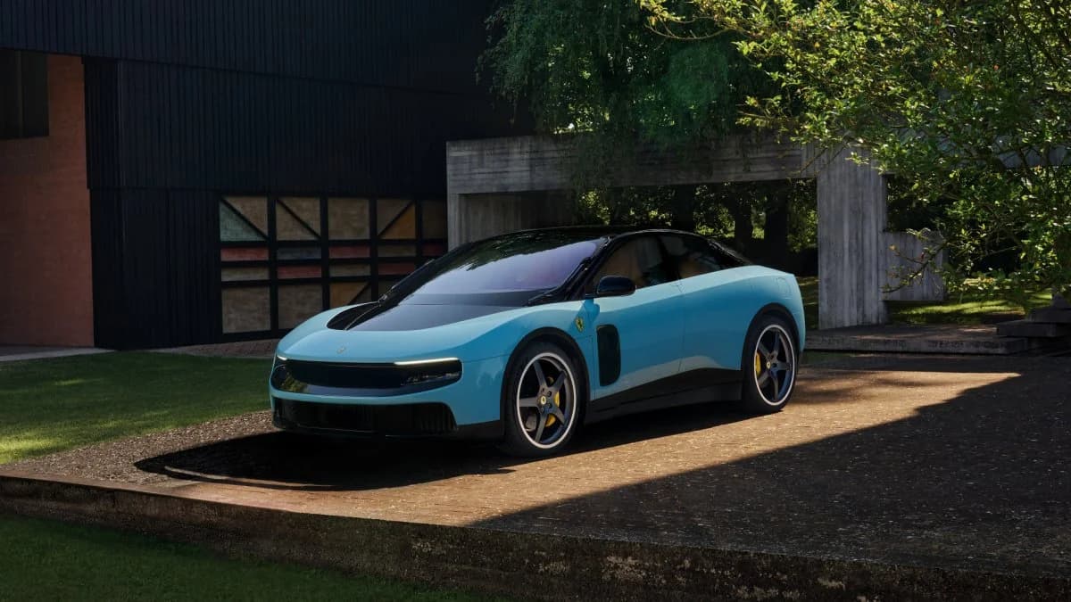ภาพดีไซน์จำลองสอดคล้องกับหัวเรื่อง ศึกยักษ์ชนยักษ์: Ferrari Luce ท้าชน Tesla Model S Plaid – เมื่อ 'ม้าลำพอง' ต้องปรับตัวในยุค EV