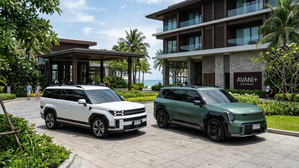 Hyundai Ioniq 9 สีขาว จอดคู่กับ Kia EV9 สีเขียวแมตต์ หน้าโรงแรมรีสอร์ตครอบครัวติดชายหาดหัวหิน