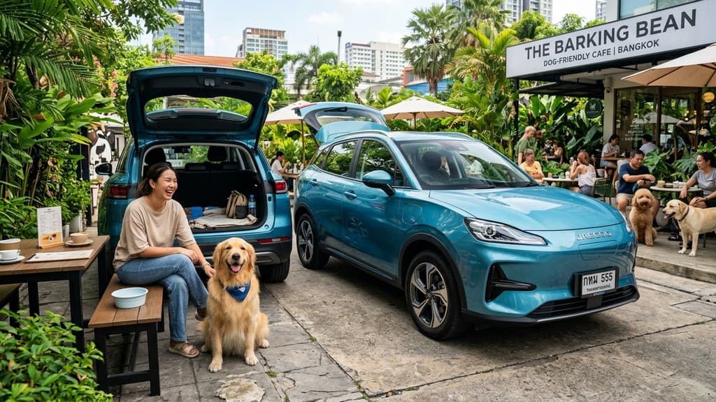 Jaecoo 5 EV สีฟ้าเทอร์ควอยซ์ จอดที่คาเฟ่สุนัขในกรุงเทพฯ โดยมีสุนัขโกลเด้นและเจ้าของนั่งเล่นข้างฝาท้ายที่เปิดกว้าง