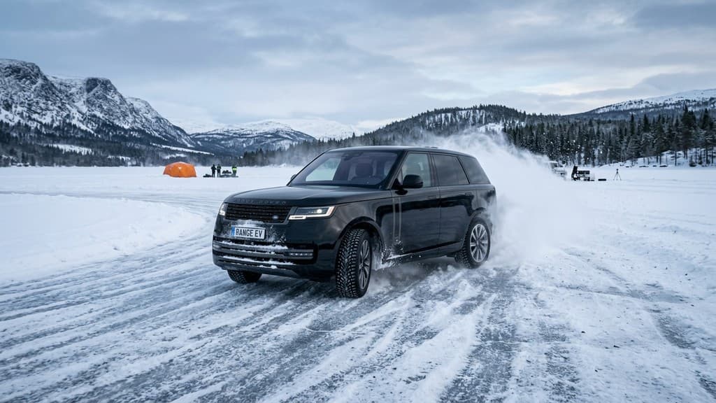 รถยนต์ไฟฟ้า Range Rover Electric ทดสอบบนทะเลสาบน้ำแข็งในสวีเดน
