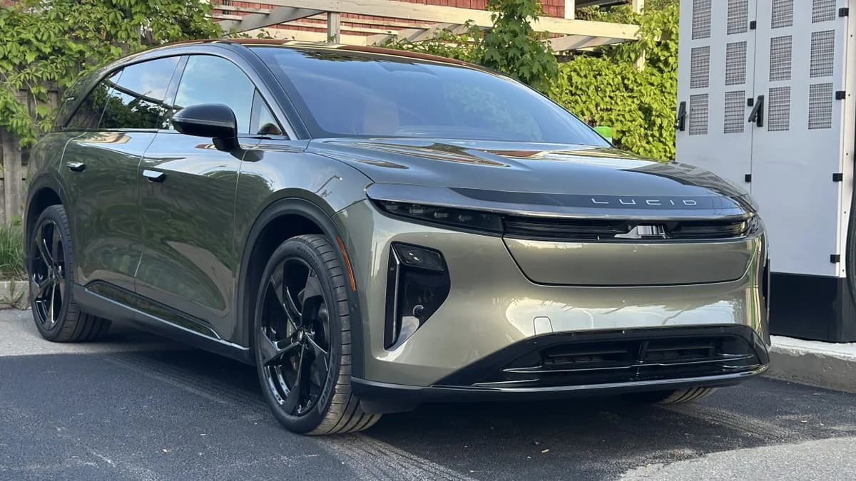 ภาพดีไซน์จำลองสอดคล้องกับหัวเรื่อง รีวิว Lucid Gravity GT ปี 2026: ขับขี่นุ่มนวลราวกับฝัน พร้อมประสิทธิภาพสูงสุดและระยะทางวิ่งที่ไกลจุใจ