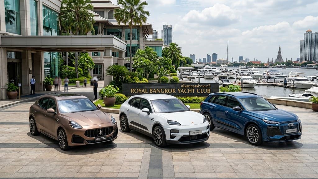 Maserati Grecale Folgore สีบรอนซ์ จอดเปรียบเทียบกับ Porsche Macan EV สีขาว และ Audi Q6 e-tron สีน้ำเงิน ด้านหน้ายอชต์คลับในกรุงเทพฯ