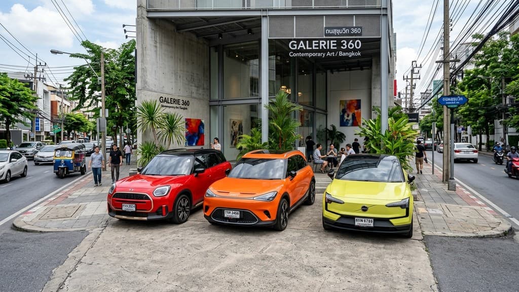 MINI Aceman EV สีแดง จอดเปรียบเทียบกับ Smart #3 สีส้ม และ Volvo EX30 สีเหลืองมอส หน้าแกลเลอรีศิลปะใจกลางสุขุมวิท กรุงเทพฯ