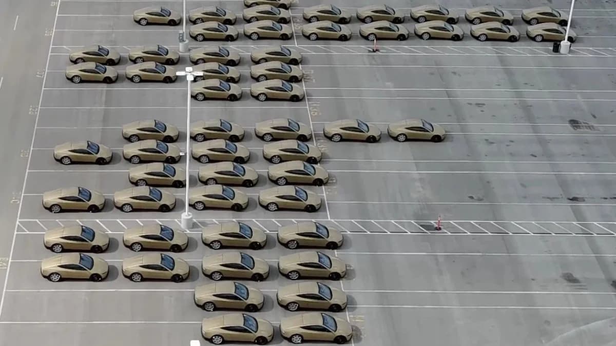 ภาพดีไซน์จำลองสอดคล้องกับหัวเรื่อง พบ Tesla Cybercab มากกว่า 100 คันจอดรวมกันที่ Giga Texas