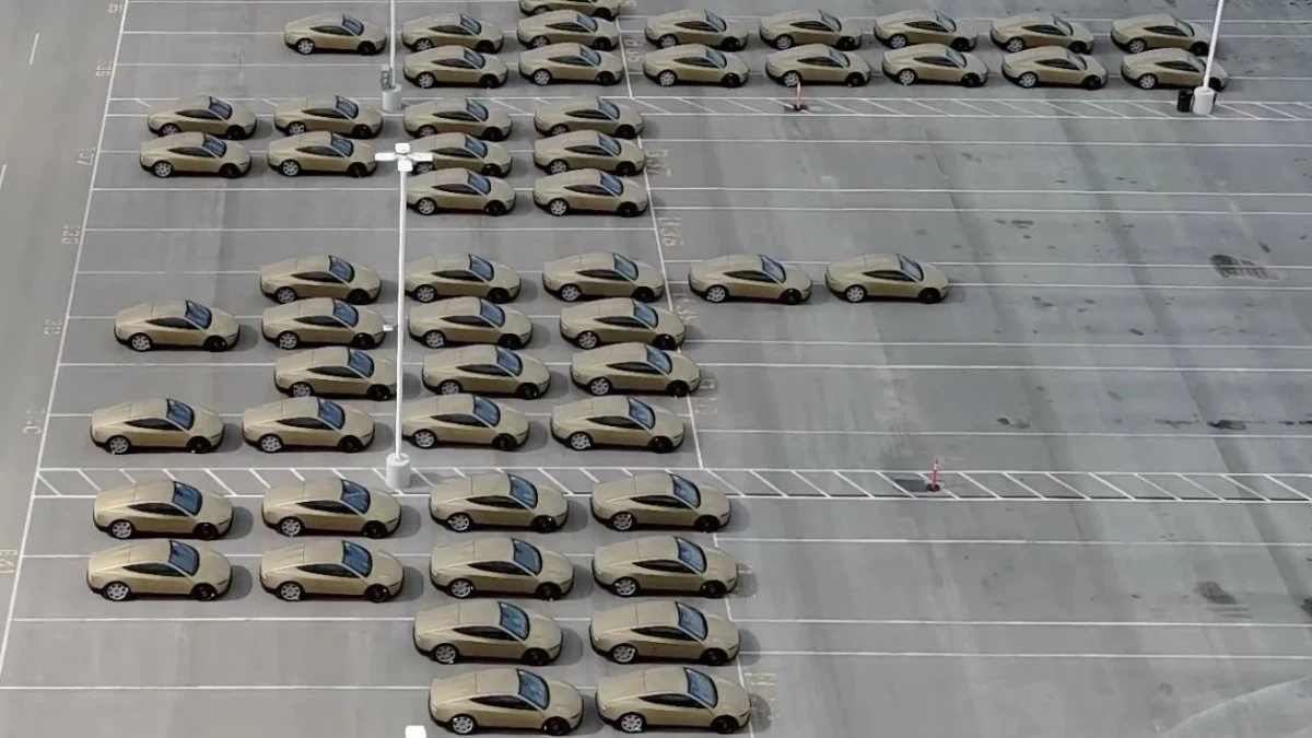 ภาพดีไซน์จำลองสอดคล้องกับหัวเรื่อง พบ Tesla Cybercab มากกว่า 100 คันจอดรวมกันที่ Giga Texas