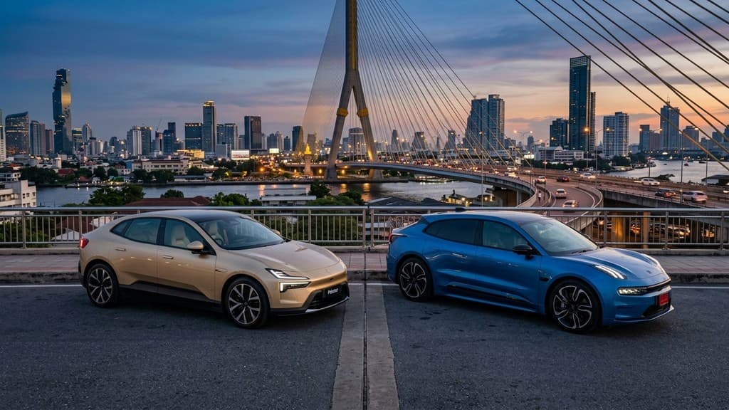 Polestar 4 สีทองแชมเปญ จอดเทียบกับ Zeekr 001 สีน้ำเงิน บนจุดชมวิวด้านหน้าสะพานพระราม 8 ยามพลบค่ำในกรุงเทพฯ