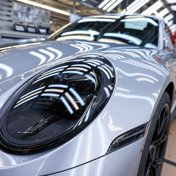 ภาพดีไซน์จำลองสอดคล้องกับหัวเรื่อง Porsche หดตัวและเปลี่ยนแผน