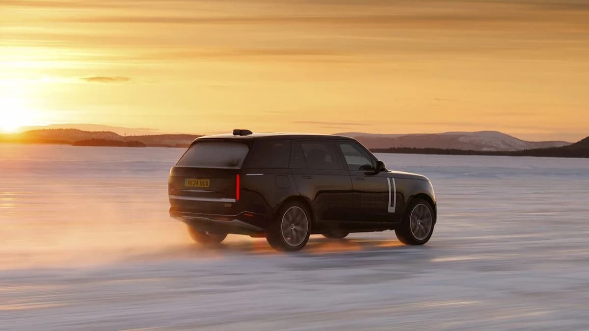 ภาพดีไซน์จำลองสอดคล้องกับหัวเรื่อง รถยนต์ไฟฟ้าคันแรกของ Range Rover จะมีสมรรถนะเหนือกว่ารุ่นเครื่องยนต์สันดาป แต่ราคาอาจพุ่งสูงกว่า 150,000 ดอลลาร์