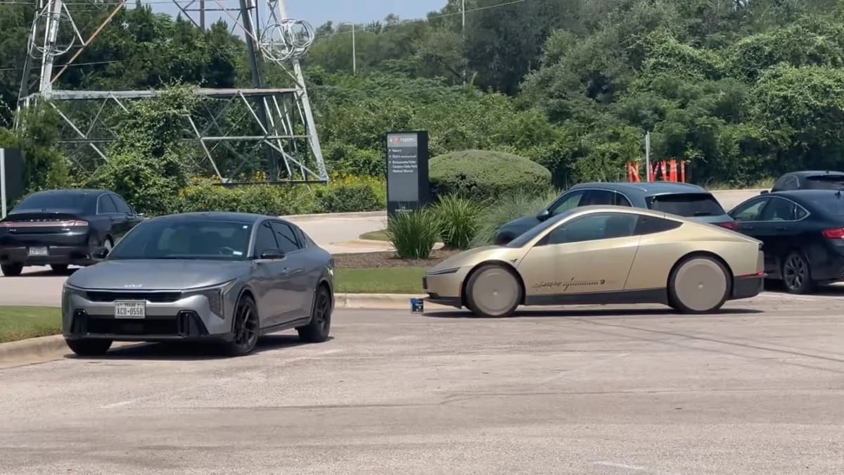 ภาพดีไซน์จำลองสอดคล้องกับหัวเรื่อง Tesla Cybercab: เจาะลึกการทดสอบเซ็นเซอร์มุมอับ และสัญญาณสู่ Robotaxi เต็มรูปแบบในอนาคตอันใกล้