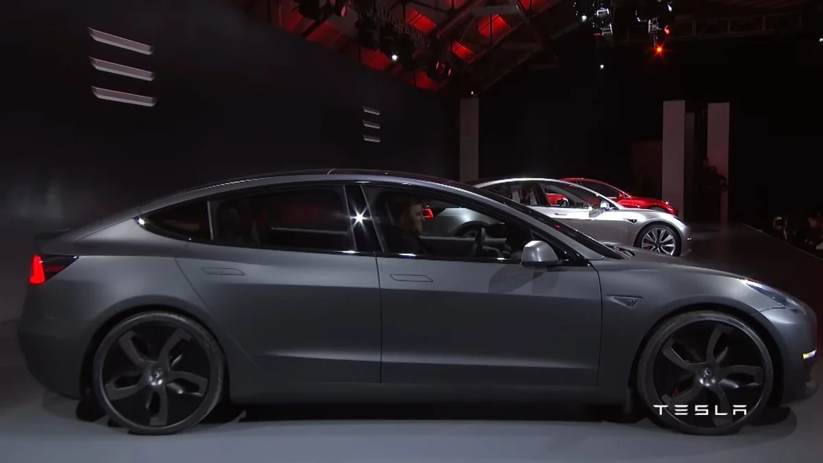 ภาพดีไซน์จำลองสอดคล้องกับหัวเรื่อง Tesla Model 3: ถอดรหัสฟีเจอร์ต้นแบบที่ไม่ได้ไปต่อบนสายพานการผลิตจริง