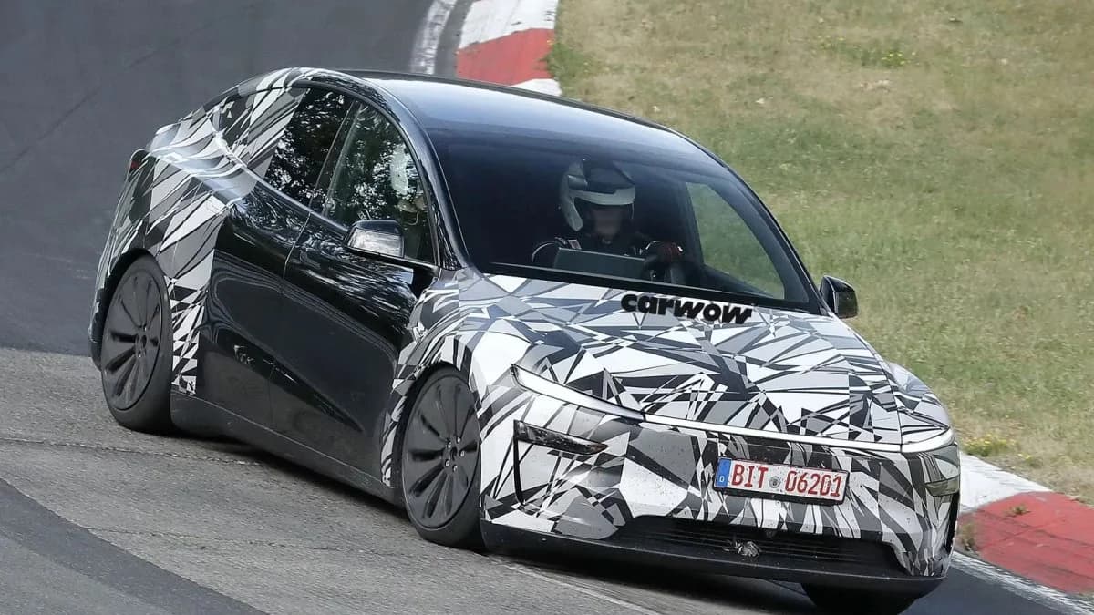 ภาพดีไซน์จำลองสอดคล้องกับหัวเรื่อง พบรถยนต์ Tesla Model Y รุ่น L พรางตัวทดสอบในเยอรมนี