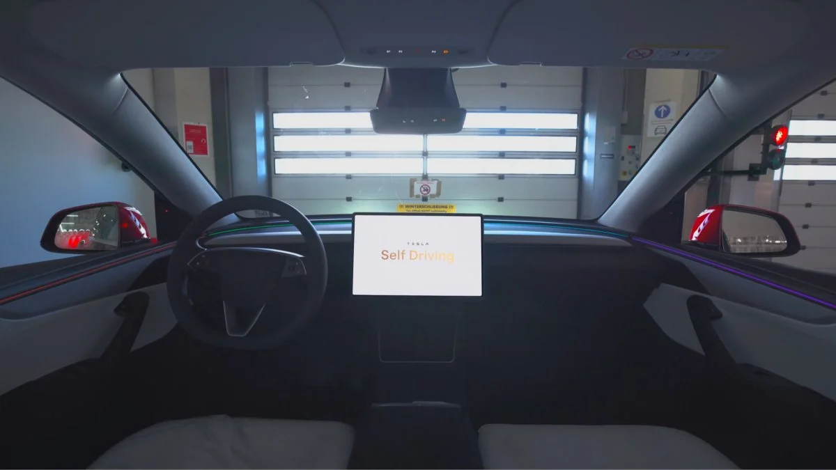 ภาพดีไซน์จำลองสอดคล้องกับหัวเรื่อง รถยนต์ Tesla เริ่มใช้ไมโครโฟนภายในตัวรถเพื่อตรวจจับเสียงก๊อกแก๊กและเสียงรบกวนระหว่างขั้นตอนการผลิตในโรงงานแล้ว