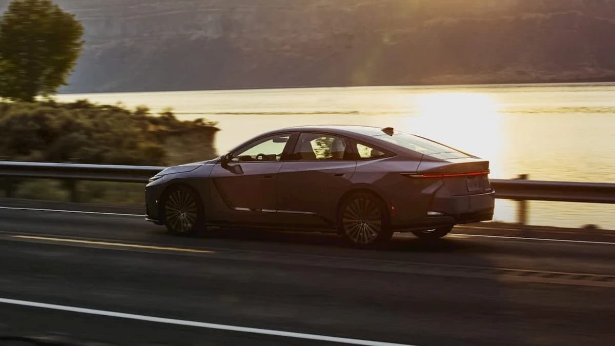 ภาพดีไซน์จำลองสอดคล้องกับหัวเรื่อง รถยนต์ไฟฟ้า Lexus ES ทำระยะทางได้เกินกว่าที่ประเมินไว้เพียงเล็กน้อยในการใช้งานจริง แต่ยังคงเป็นรองคู่แข่งในตลาด