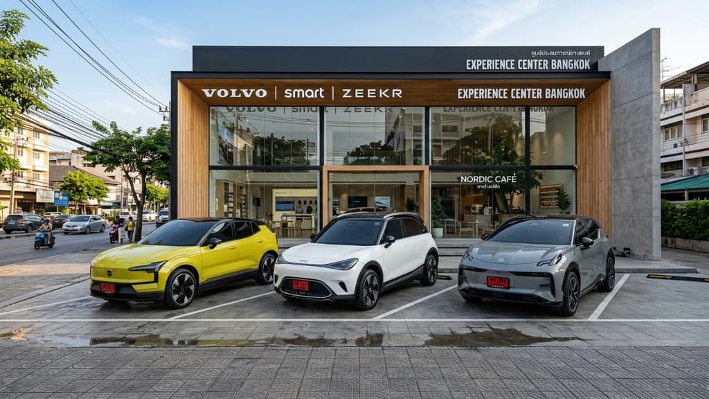 Volvo EX30 สีเหลือง จอดเปรียบเทียบกับ Smart #1 สีขาว และ Zeekr X สีเทา ณ ศูนย์ประสบการณ์ยานยนต์ในกรุงเทพฯ